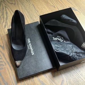 Black pumps